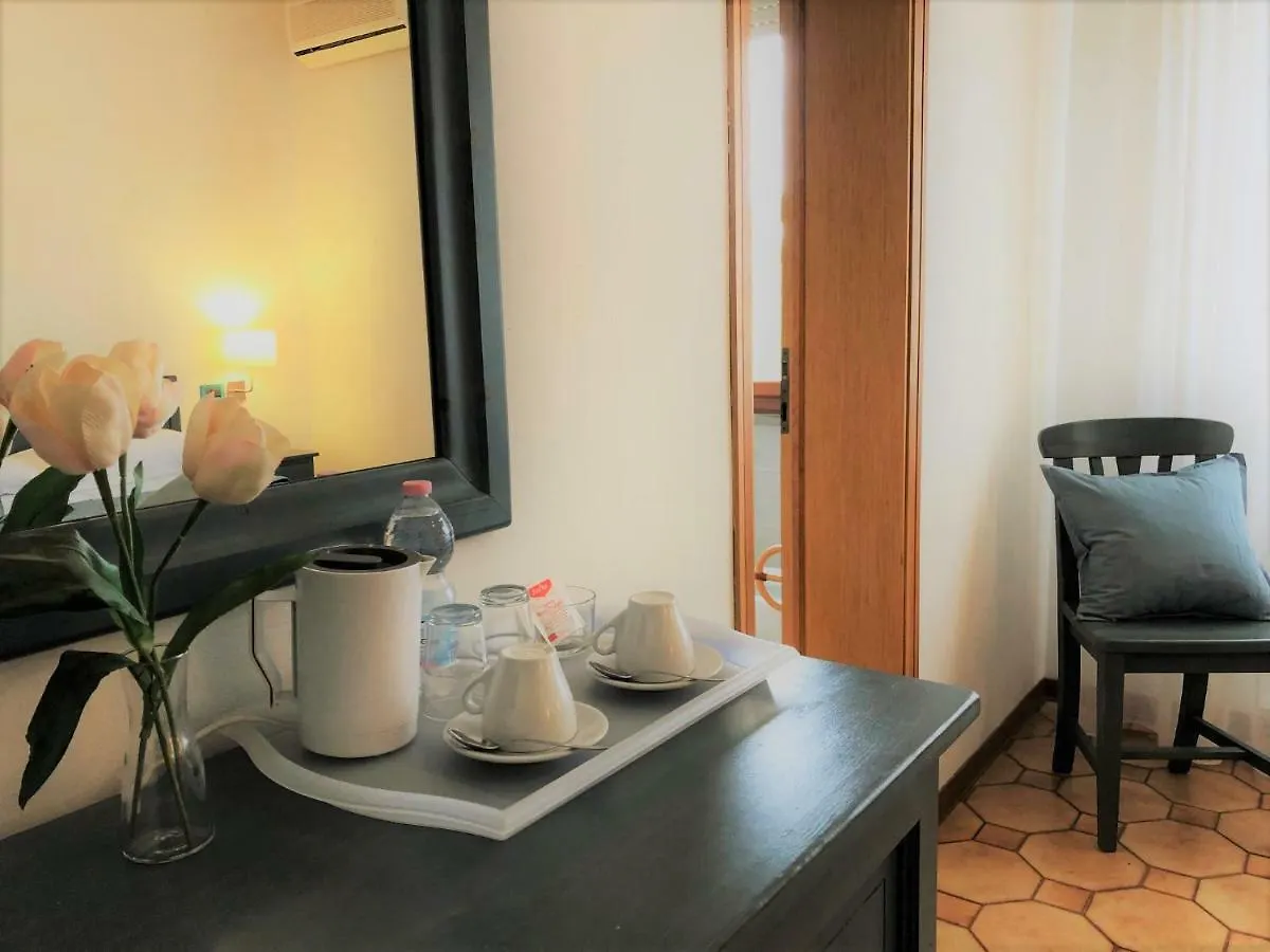 Villa Lavinia B&B Fiorino 3*, Montescudaio Italy